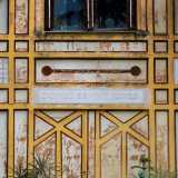 L�edificio � poi pieno zeppo di iscrizioni in latino. Sulla facciata centrale si trova la scritta Donec Erunt Ignes (�Finch� durer� il fuoco�), un�espressione usata dall�autore di testi di alchimia Fulcanelli per indicare il �fuoco segreto�, l�essenza spirituale senza cui non esisterebbe la vita stessa